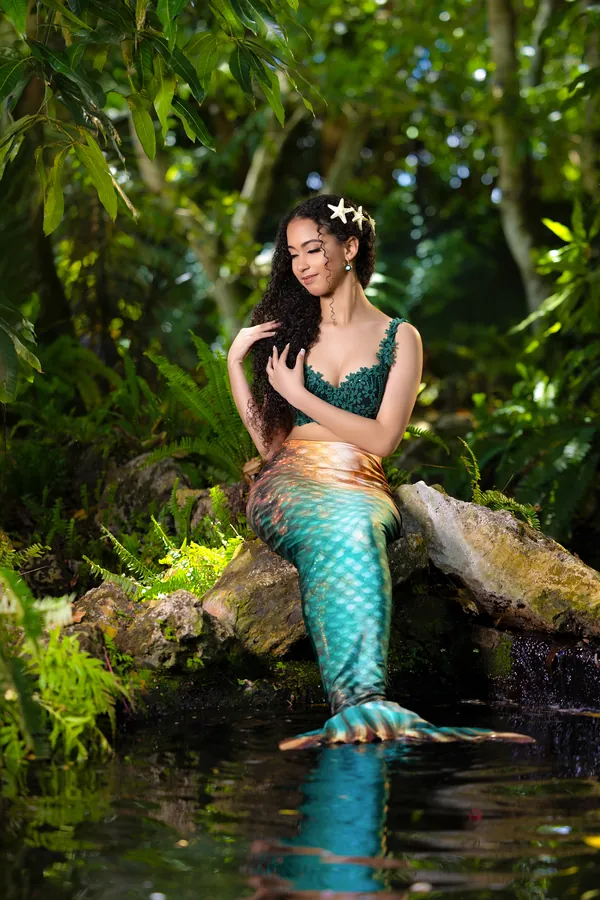 Sesión creativa de sirena en jardín tropical con agua — quinceañera Miami